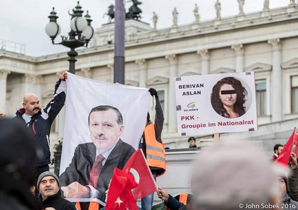 Berivan Aslan auf AKP-Plakaten