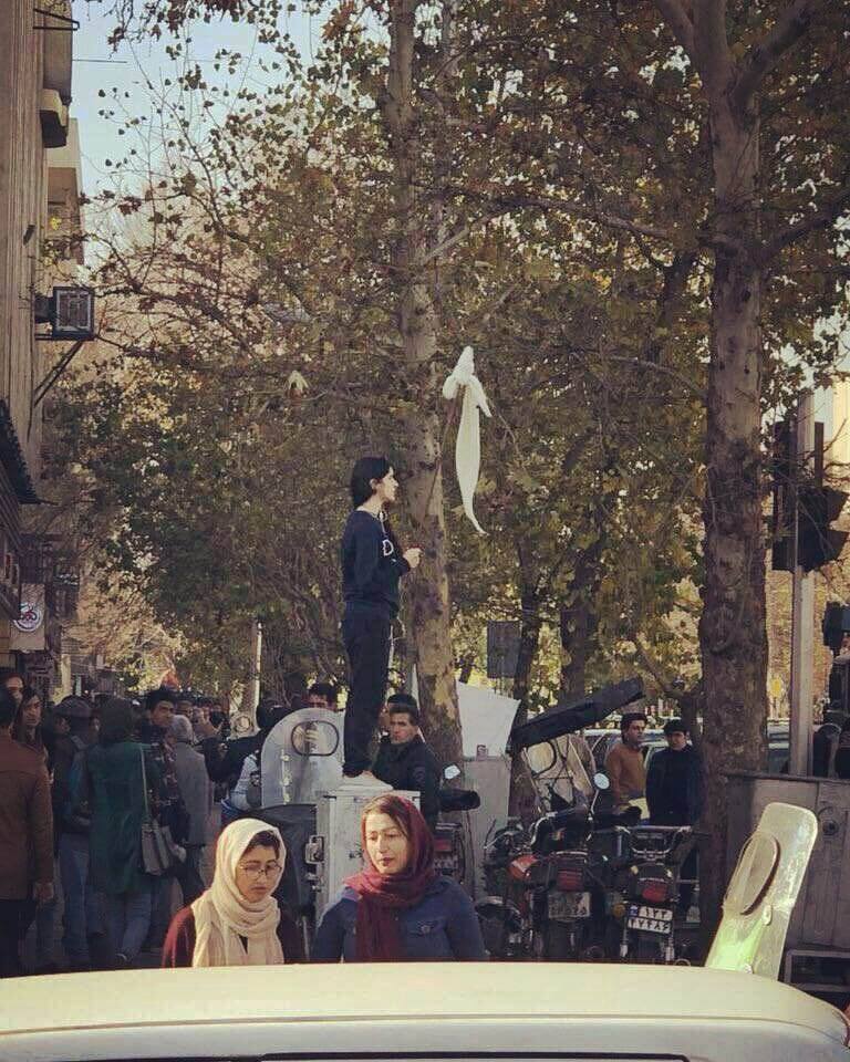 Eine Frau im Aufstand im Iran
